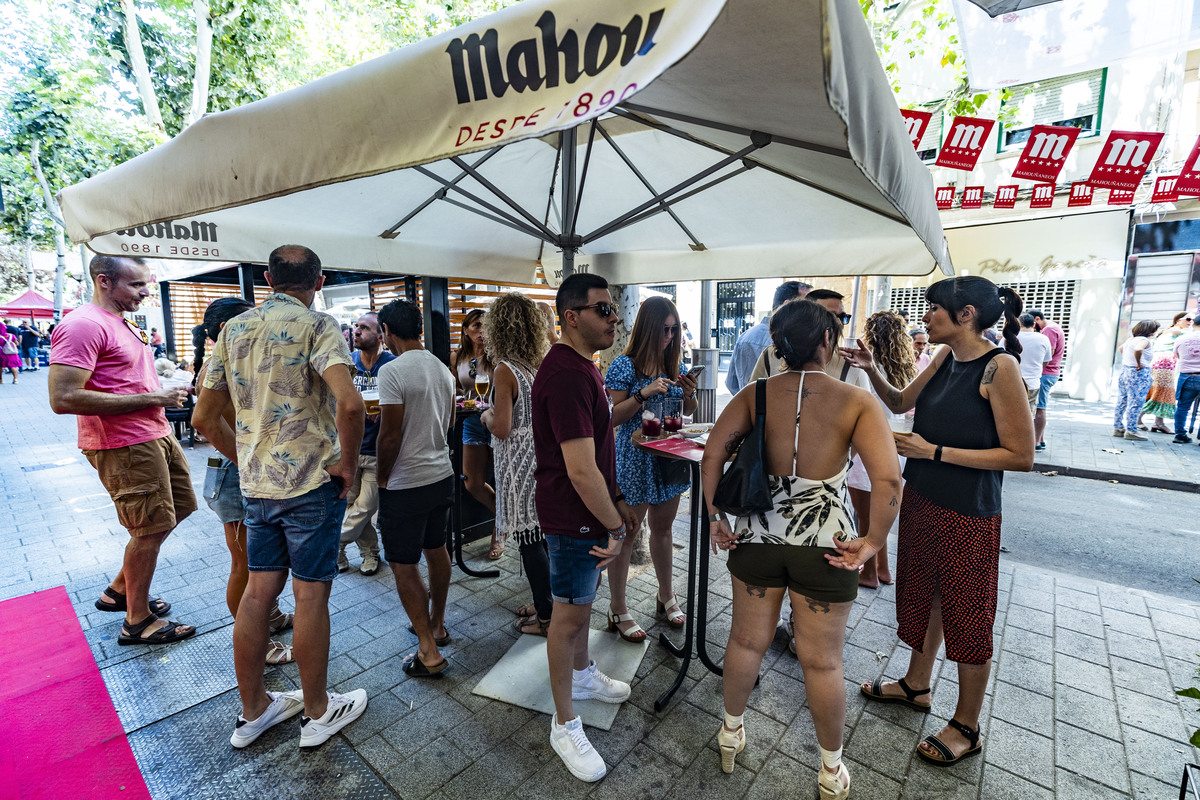 Feria de Agosto de Ciudad Real, inicio de los Mahouñaneos, gente bebiendo en las calles centricas  / RUEDA VILLAVERDE