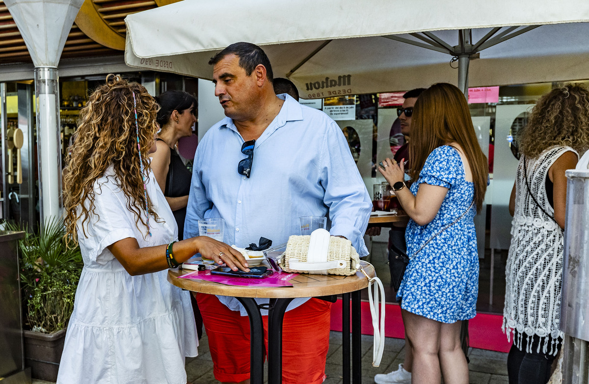 Feria de Agosto de Ciudad Real, inicio de los Mahouñaneos, gente bebiendo en las calles centricas  / RUEDA VILLAVERDE