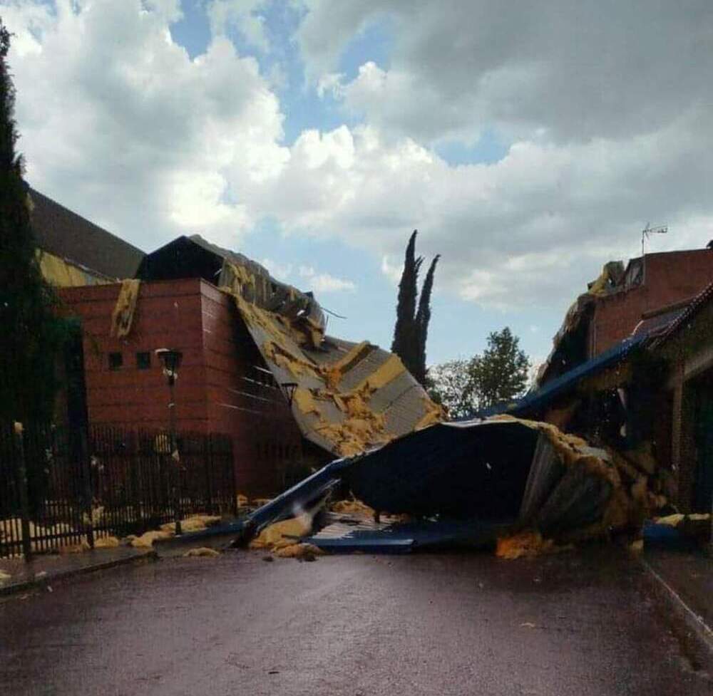 Una fuerte tromba de agua destroza el pabellón de Castellar