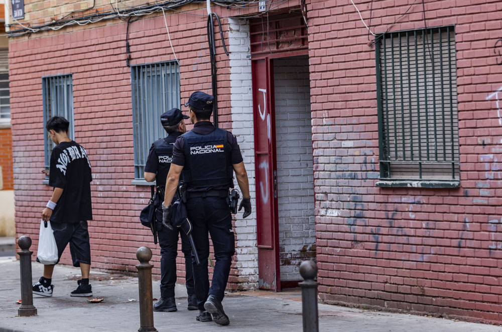 Dos agentes de la Policía Nacional, durante el dispositivo en la calle San Antón.