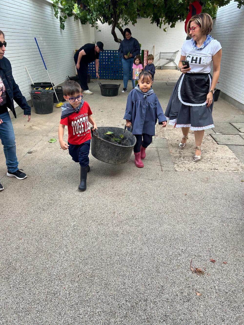 El CEIP Félix Grande hace su propia vendimia 