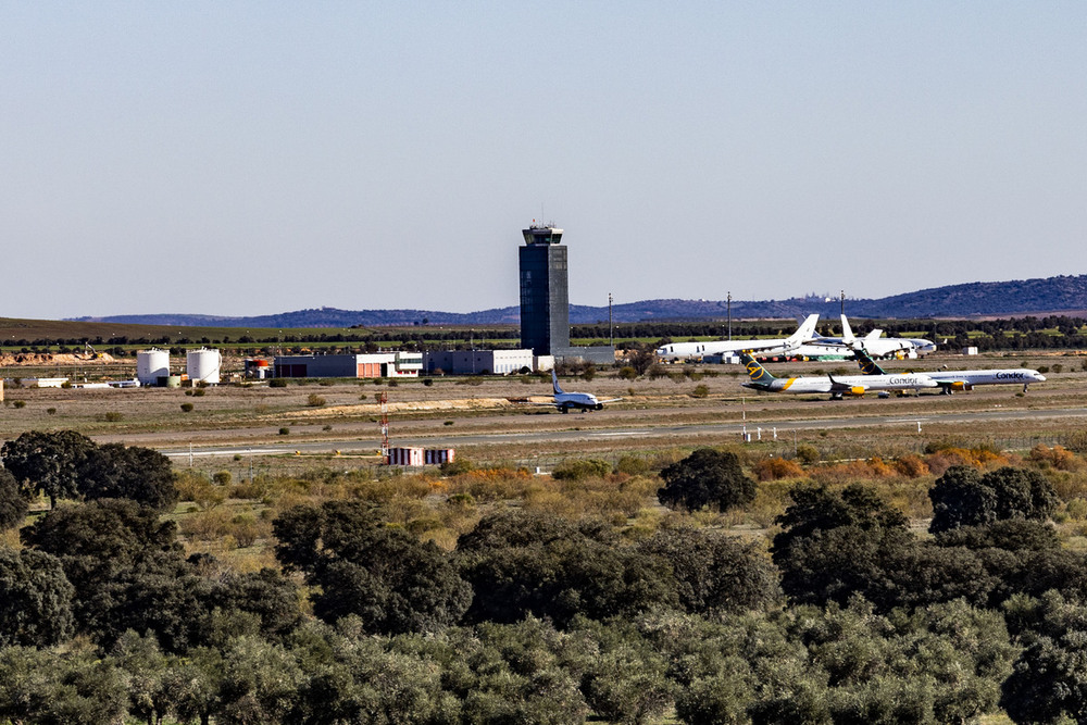 El centro de migrantes en el Aeropuerto adereza el Debate