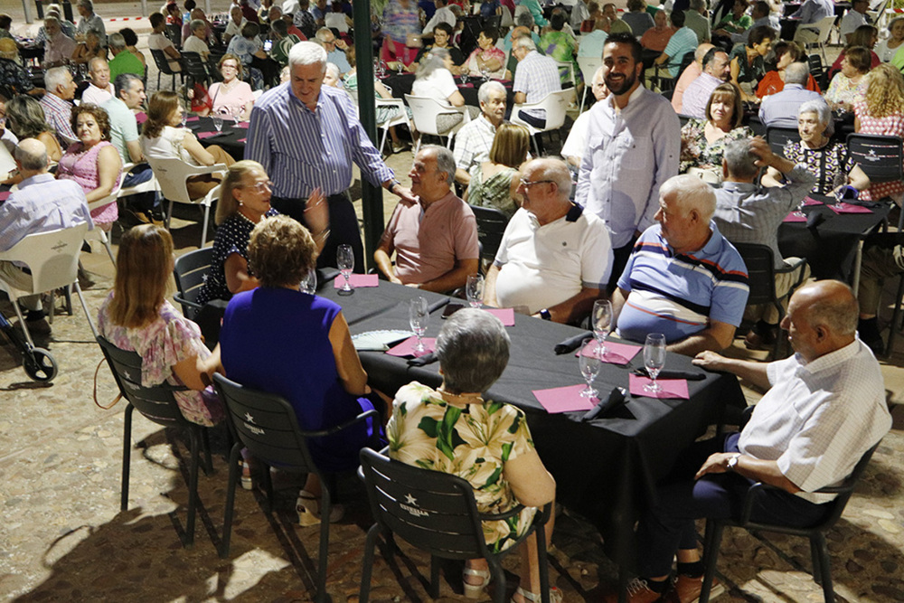 El alcalde, saludando a un grupo de comensales.