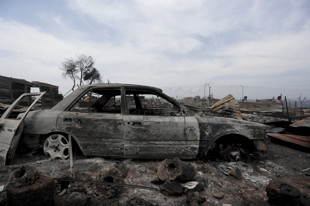 En Pompeya, epicentro de los incendios en Chile, hoy tiempo para llorar a los muertos  / AILEN DÍAZ