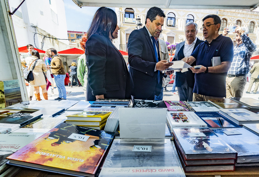 La Feria del Libro llena de oferta literaria la plaza Mayor