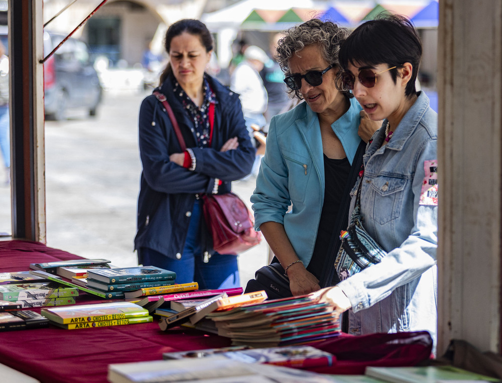 La Feria del Libro llena de oferta literaria la plaza Mayor