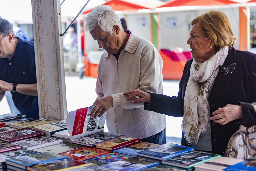 La Feria del Libro llena de oferta literaria la plaza Mayor