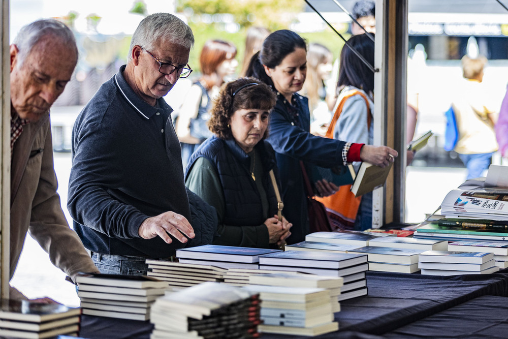 La Feria del Libro llena de oferta literaria la plaza Mayor