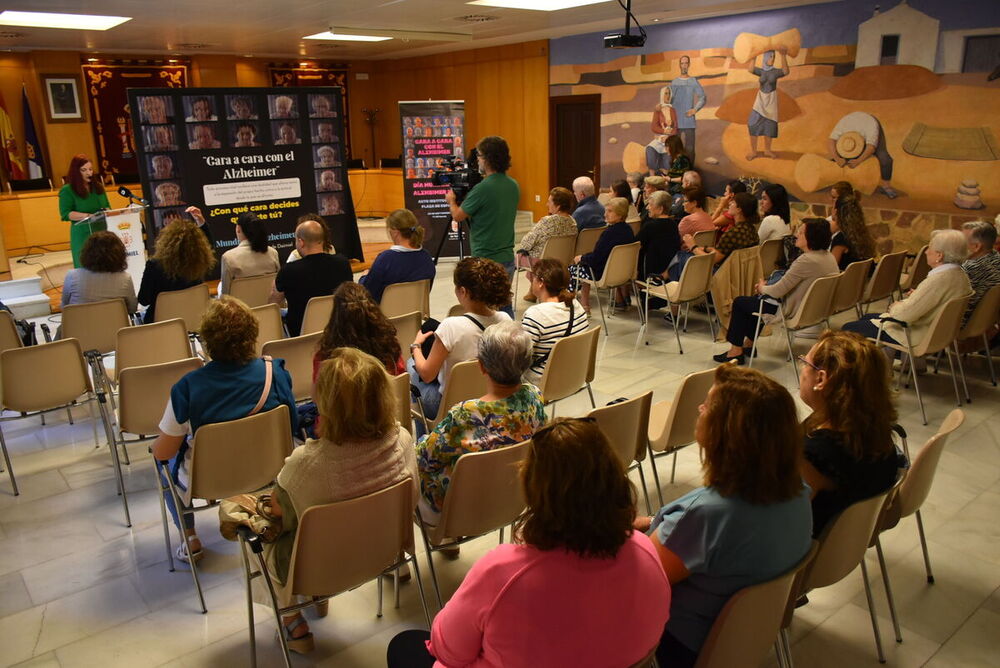 Un simbólico mural protagoniza el acto del Día del Alzheimer