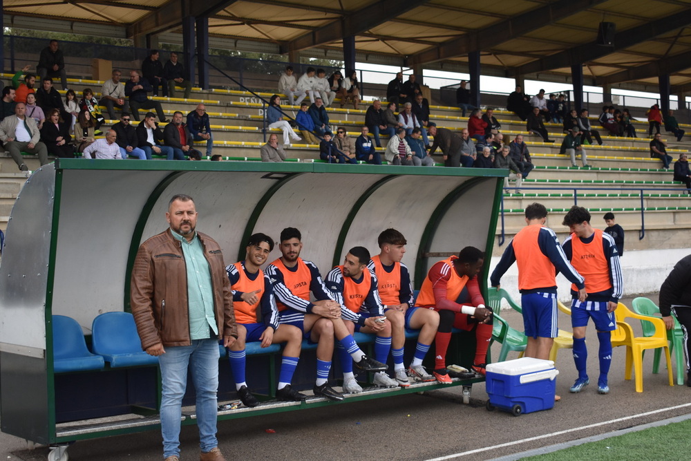 Darío espera en el banquillo el inicio del encuentro.