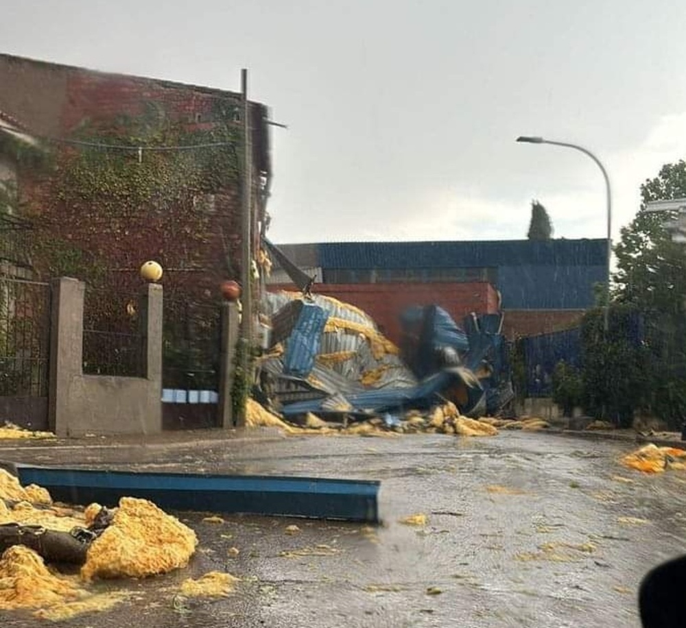 Una fuerte tromba de agua destroza el pabellón de Castellar