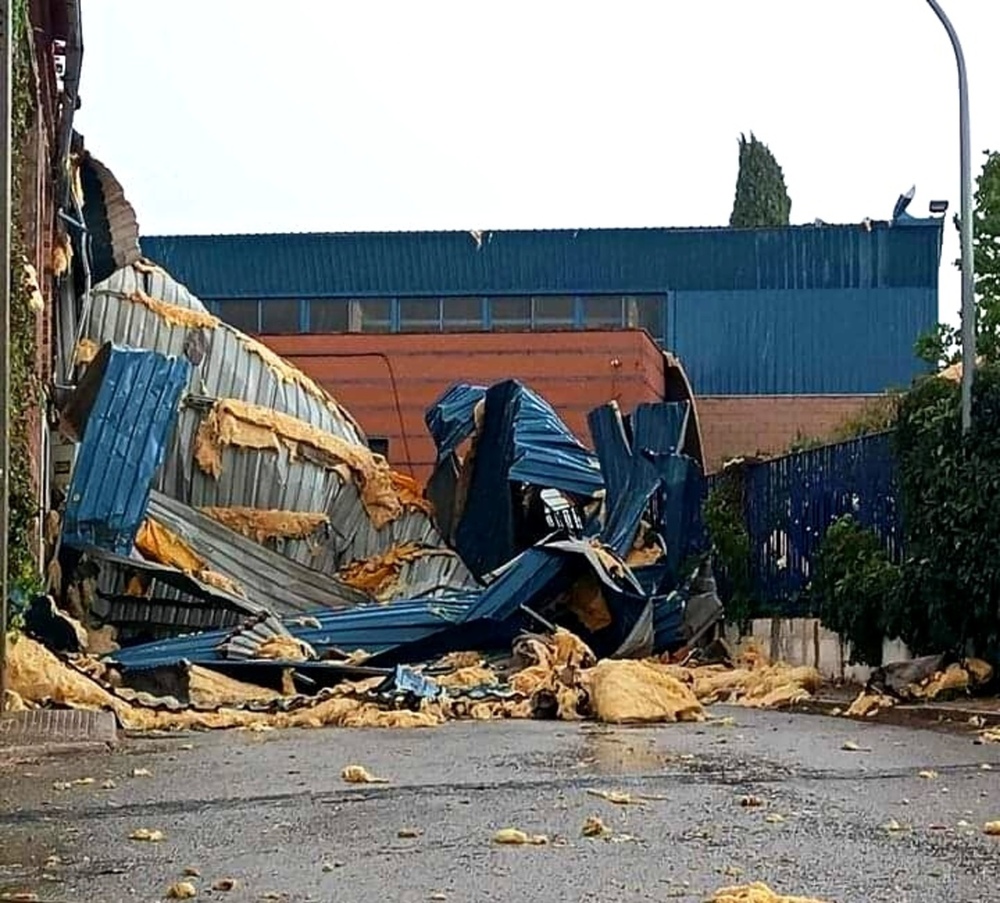 Una fuerte tromba de agua destroza el pabellón de Castellar