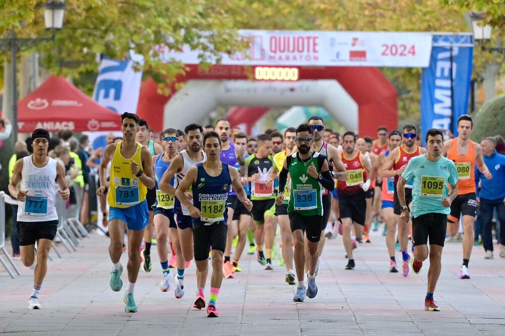 Los atletas recorren los primeros metros de la prueba.