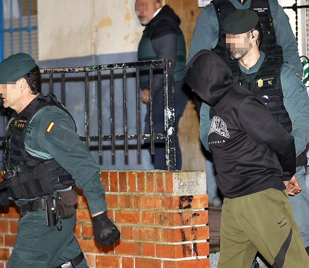 Momento de la detención de Dialawar. Debajo, el ciudadano búlgaro asesinado por en la cárcel de Estremera