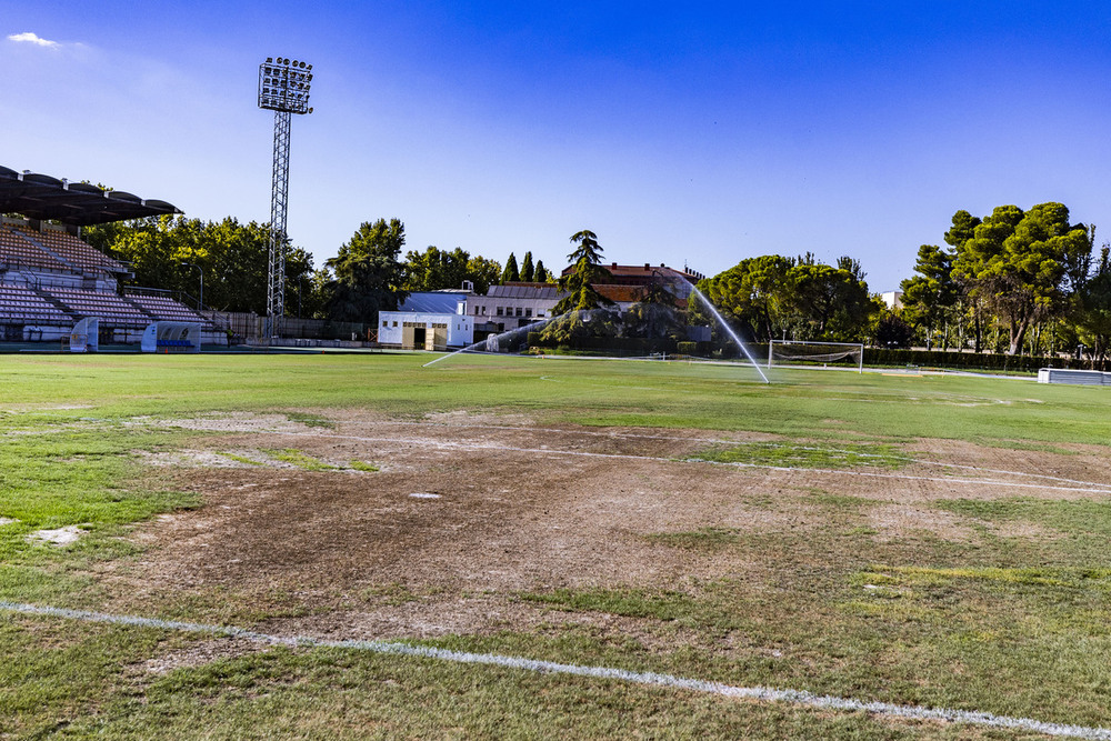 Estado del césped del Polideportivo Juan Carlos I este martes 10 de septiembre.