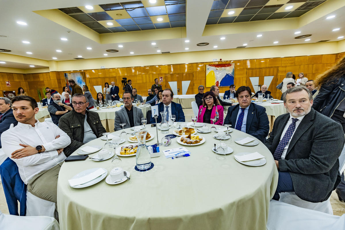 desayuno informativo de La Tribuna, sobre Loxs Desafíos del agua, con la presencia de Paco Ñuñez,, Francisco Cañizares y el ex ministro del PP Manuel Pimentél, desayuno informativo de la Tribuna sobre el Agua  / RUEDA VILLAVERDE