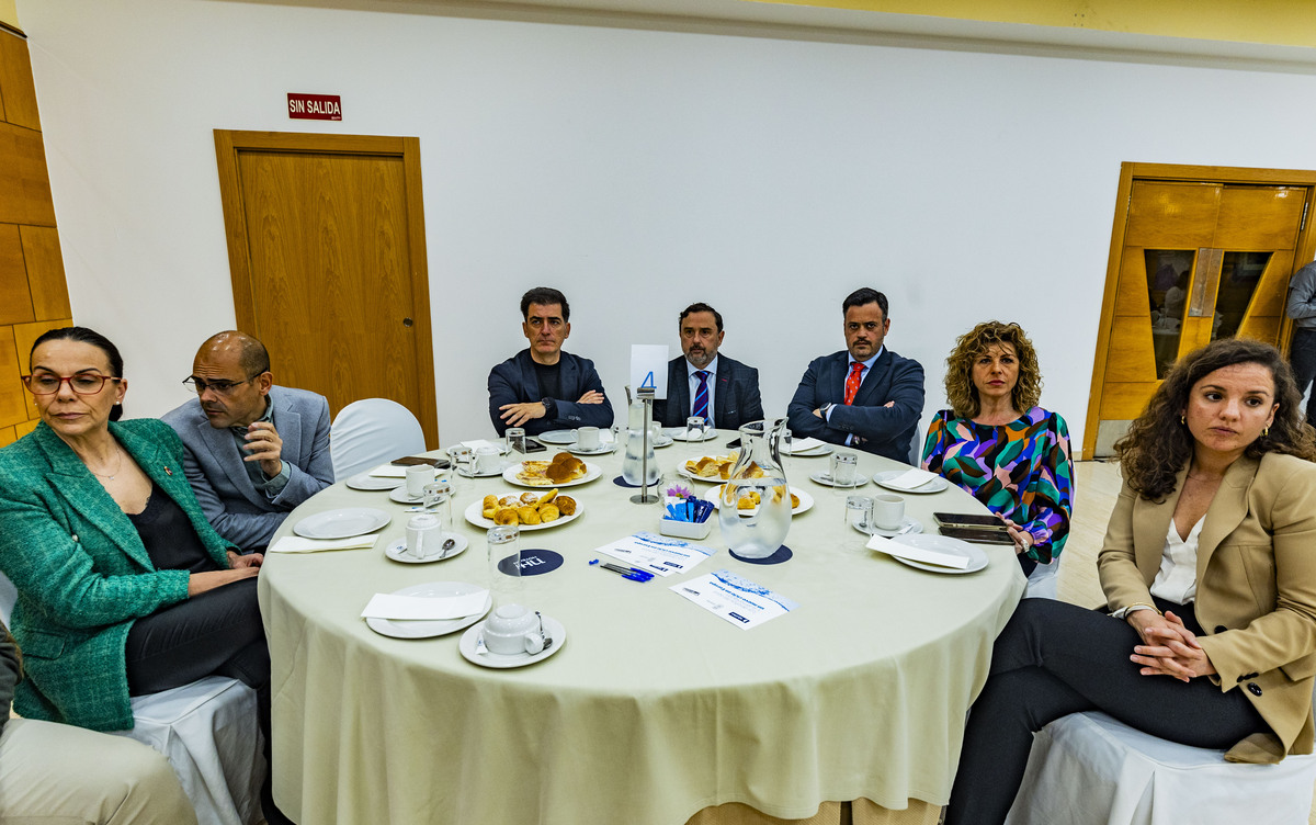 desayuno informativo de La Tribuna, sobre Loxs Desafíos del agua, con la presencia de Paco Ñuñez,, Francisco Cañizares y el ex ministro del PP Manuel Pimentél, desayuno informativo de la Tribuna sobre el Agua  / RUEDA VILLAVERDE