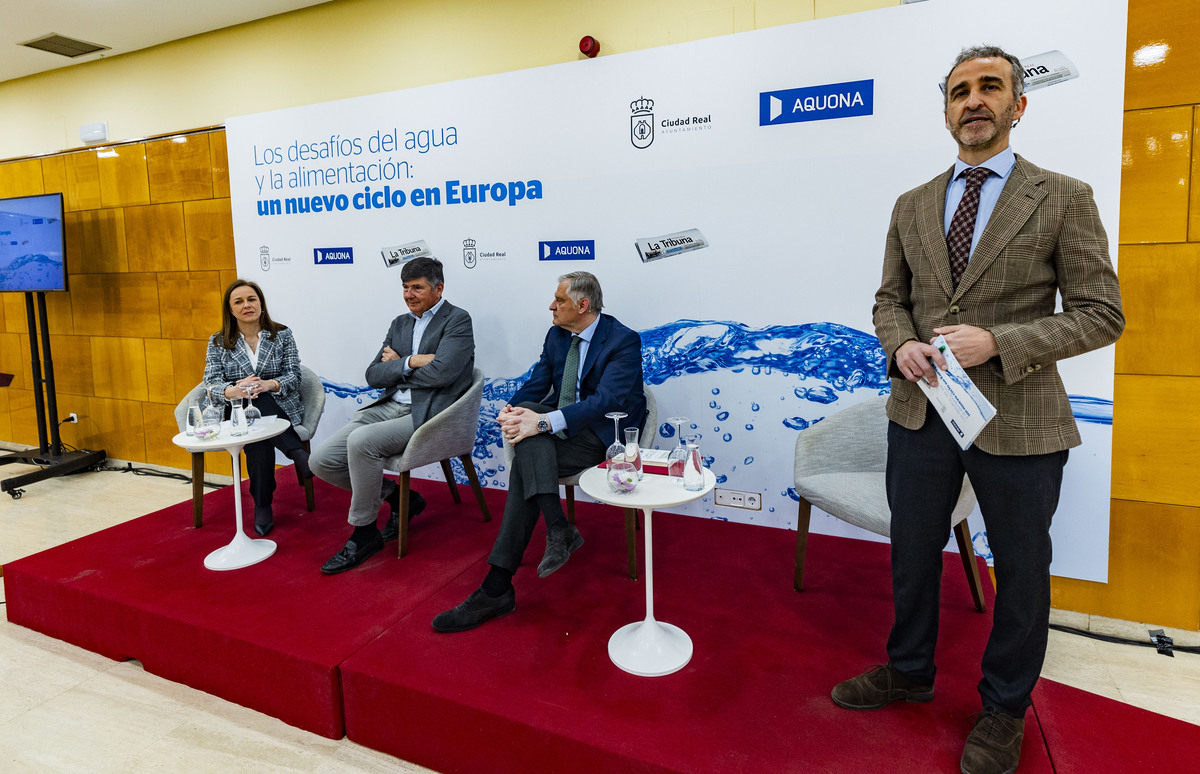 desayuno informativo de La Tribuna, sobre Loxs Desafíos del agua, con la presencia de Paco Ñuñez,, Francisco Cañizares y el ex ministro del PP Manuel Pimentél, desayuno informativo de la Tribuna sobre el Agua  / RUEDA VILLAVERDE