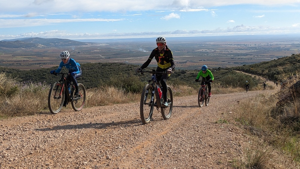 Cien ciclistas participan en la ruta de la Policía Local 