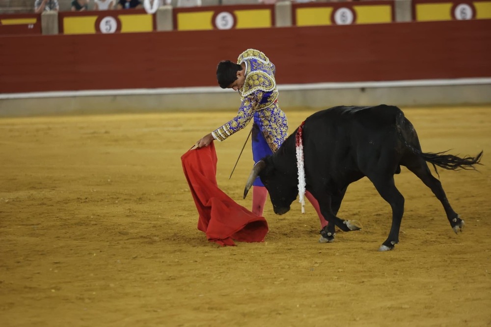 Primera de feria: Un veterano y un novel a hombros