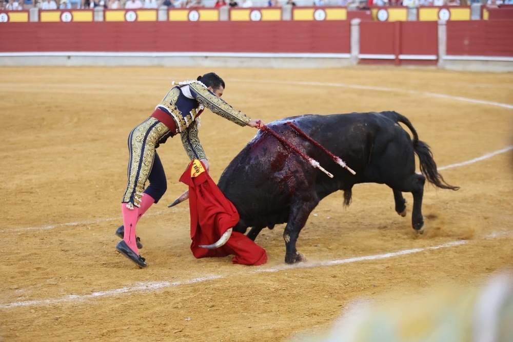 Primera de feria: Un veterano y un novel a hombros