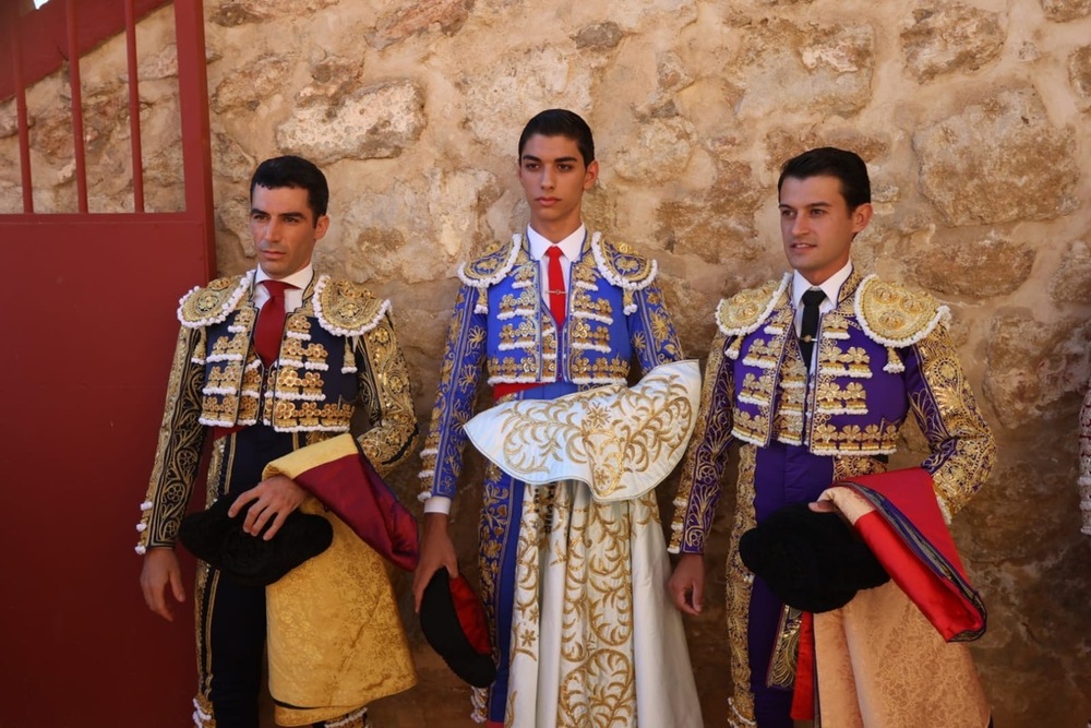 Primera de feria: Un veterano y un novel a hombros