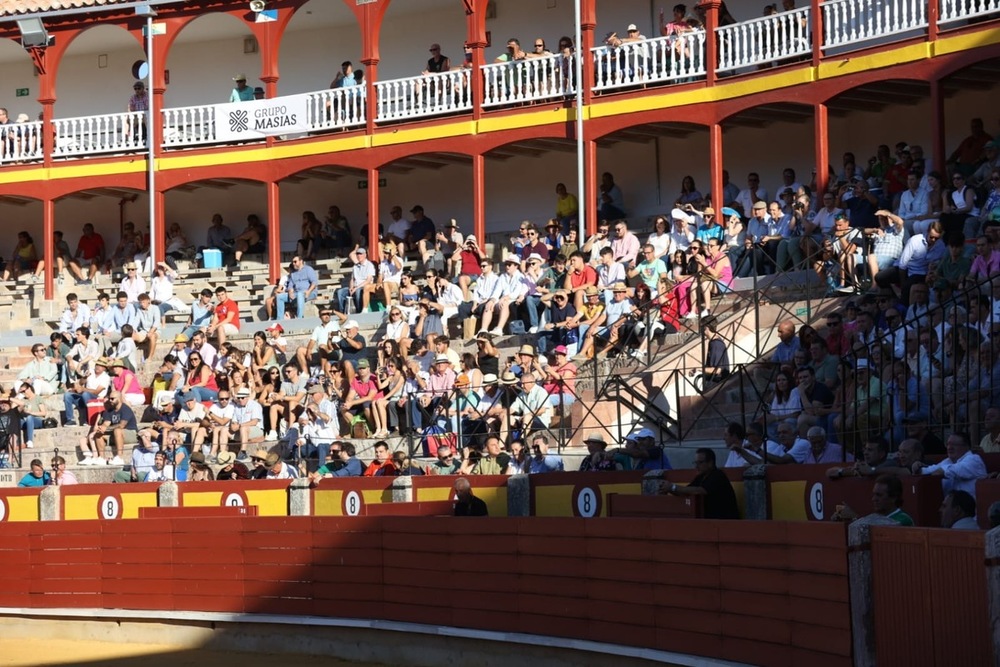 Primera de feria: Un veterano y un novel a hombros