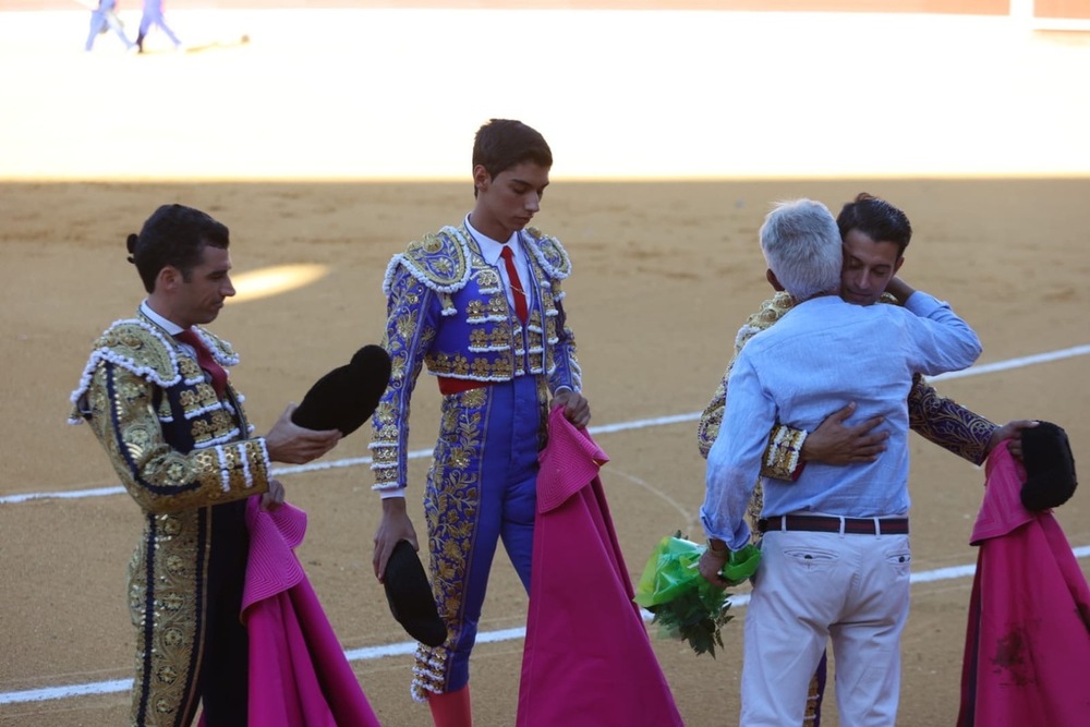 Primera de feria: Un veterano y un novel a hombros