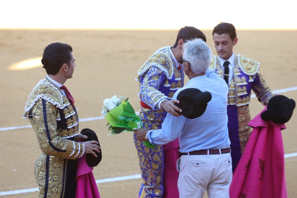 Primera de feria: Un veterano y un novel a hombros