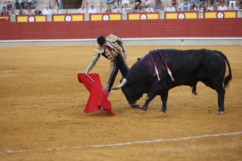 Primera de feria: Un veterano y un novel a hombros