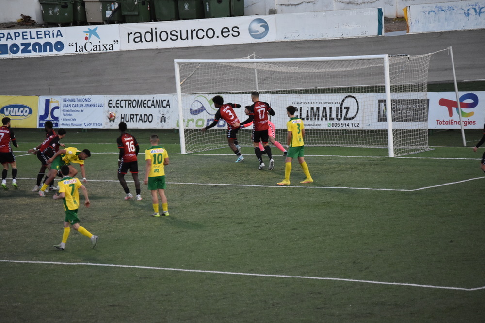 En esta jugada (84´) se pidió gol fantasma.