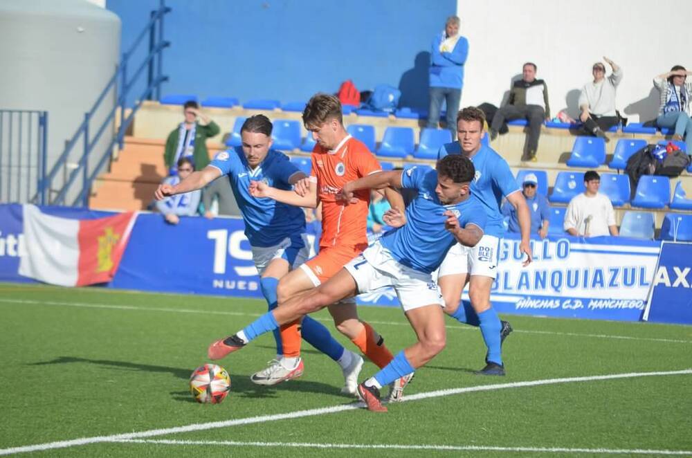 Faubert y Durán intentan frenar a un rival.