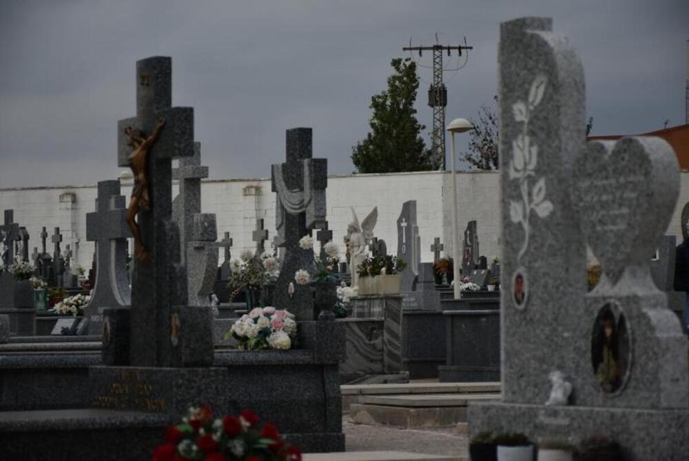 El cementerio, a punto para el Día de Todos los Santos