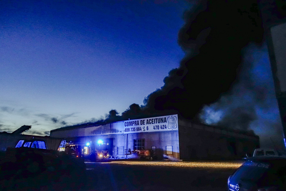 Controlado el incendio de la nave industrial de Almagro