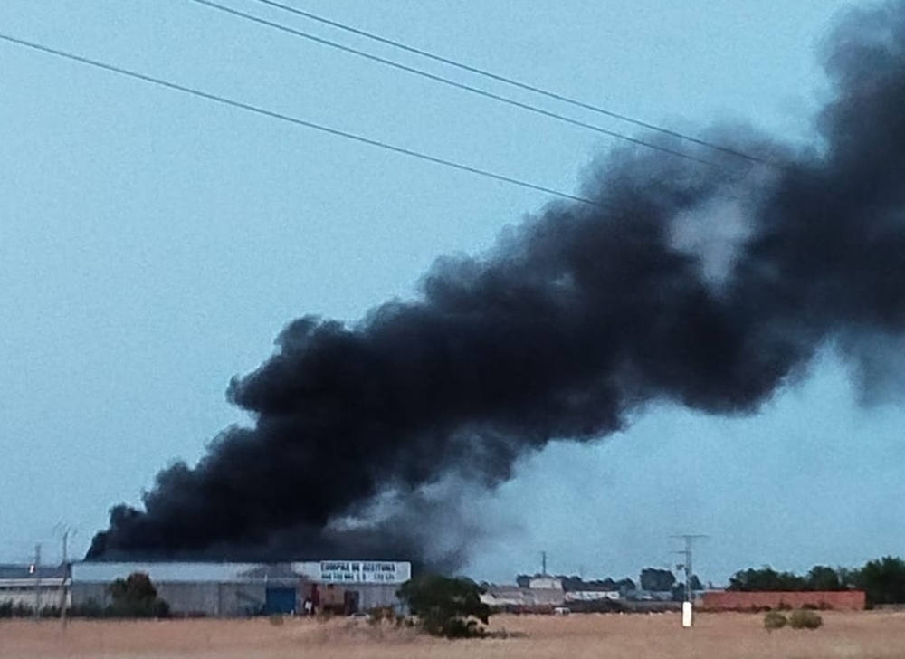 Controlado el incendio de la nave industrial de Almagro