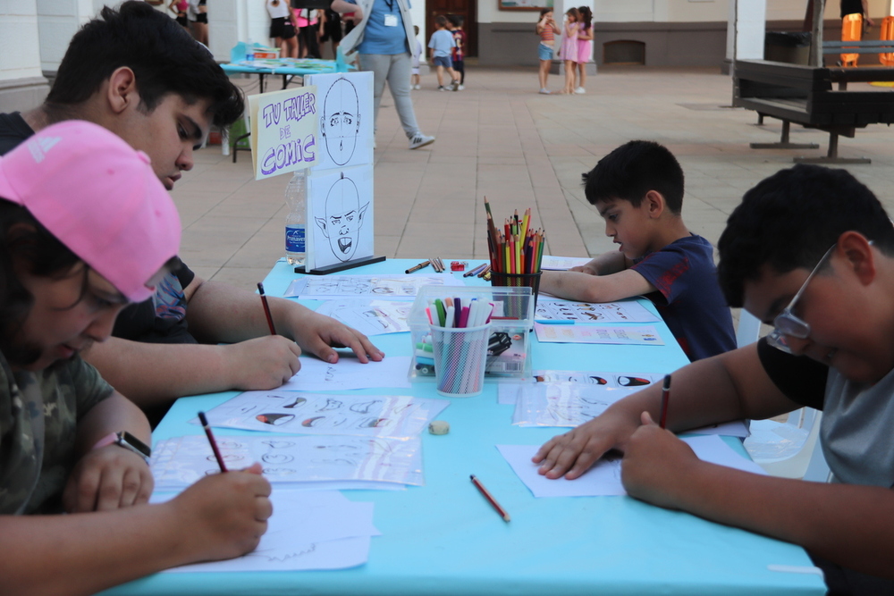 Los Talleres en Abierto 'toman' la plaza de la Constitución