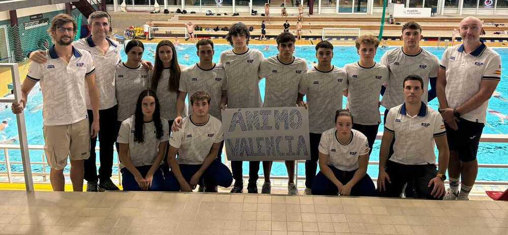 Integrantes de la selección española en la competición, con una pancarta de ánimo a Valencia.