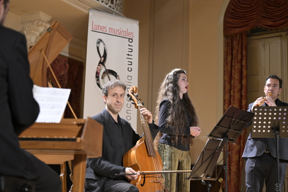 Alberto Campanero, en la viola, y la soprano Pilar López, en el antiguo Casino. 