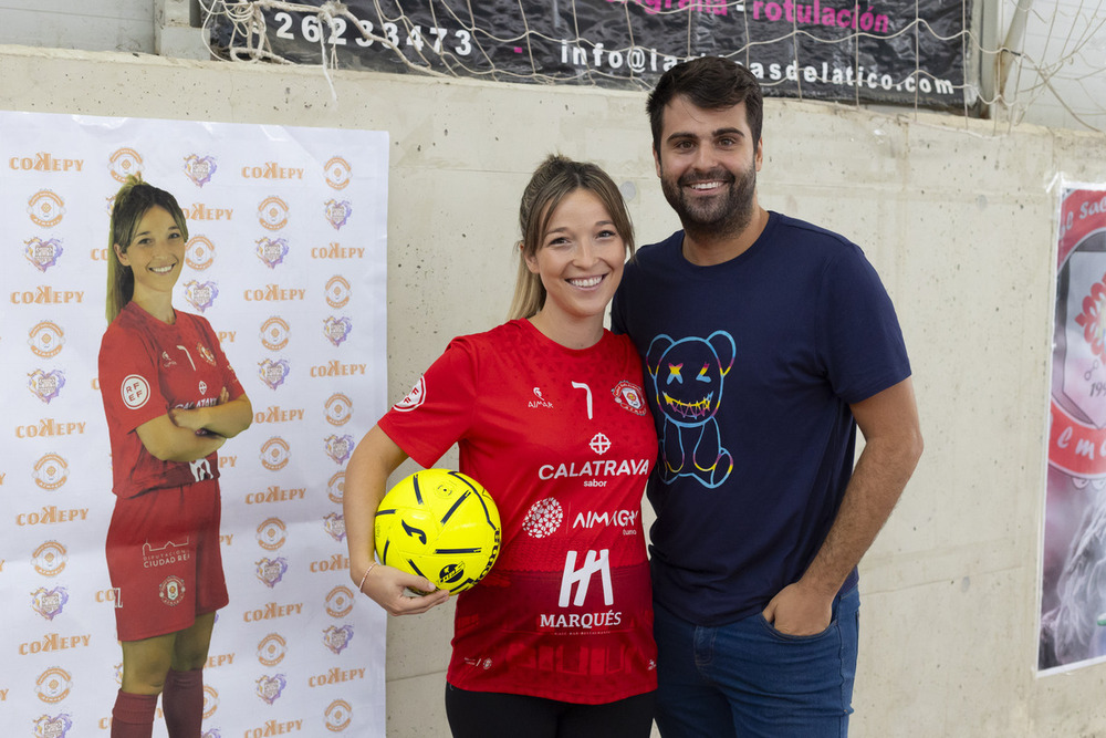 Mariajo, junto a Jota, su marido, jugador del Moral Fútbol Sala.