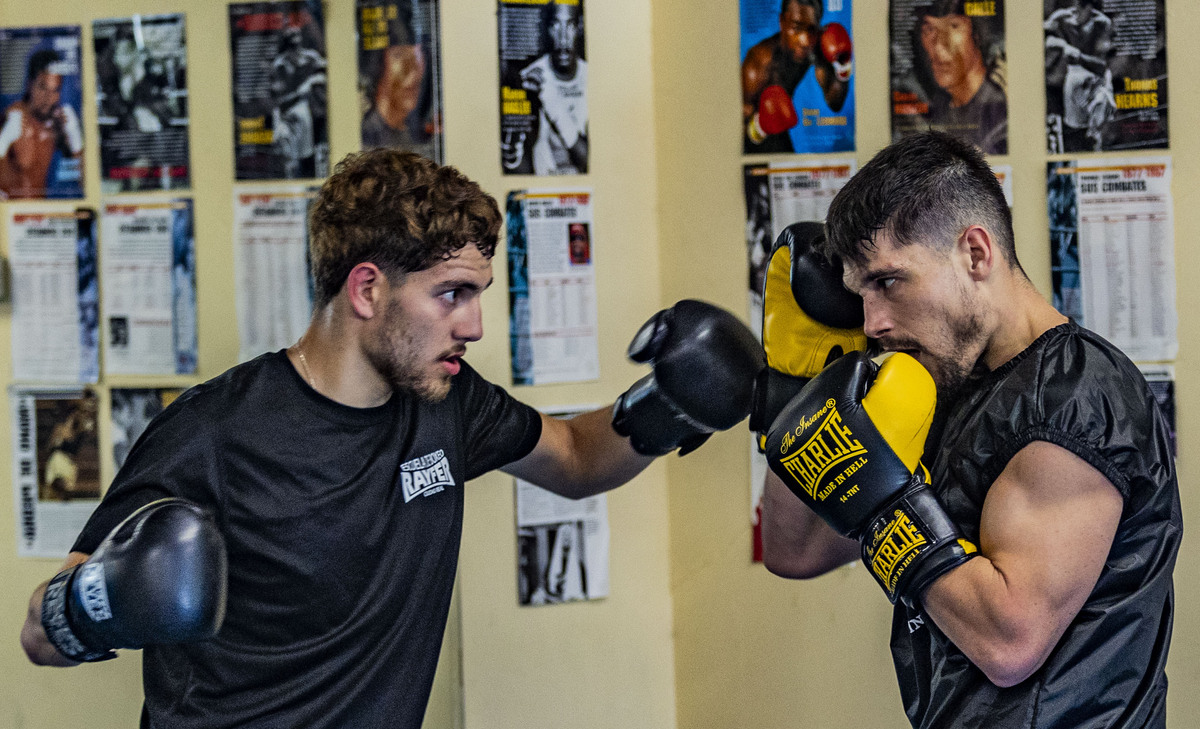 Escuela de Boxeo Rayfer de ciudad real, gente praacticando boxeo  / RUEDA VILLAVERDE