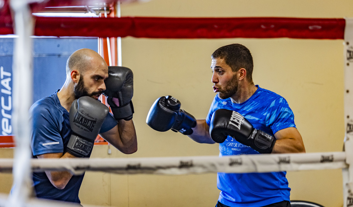 Escuela de Boxeo Rayfer de ciudad real, gente praacticando boxeo  / RUEDA VILLAVERDE