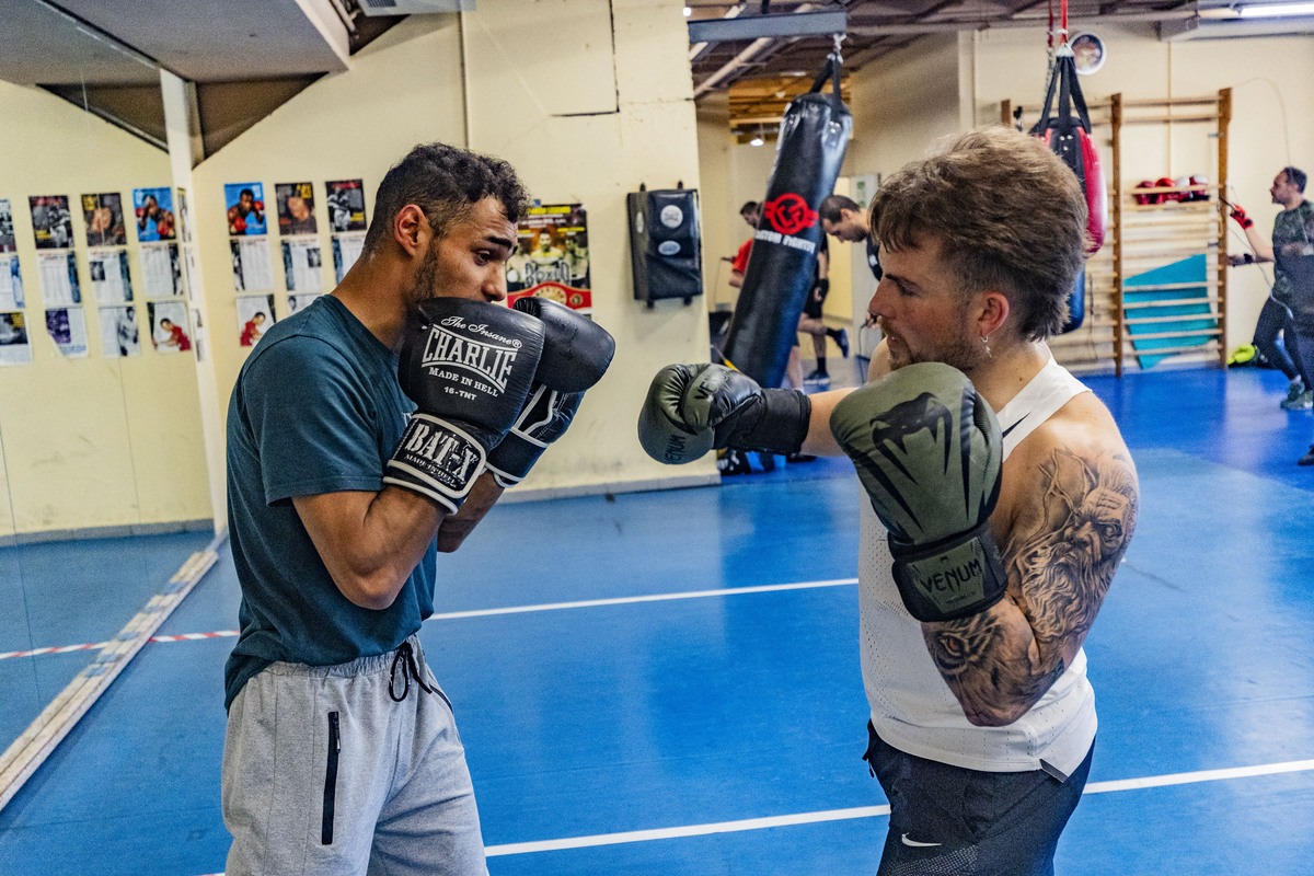 Escuela de Boxeo Rayfer de ciudad real, gente praacticando boxeo  / RUEDA VILLAVERDE