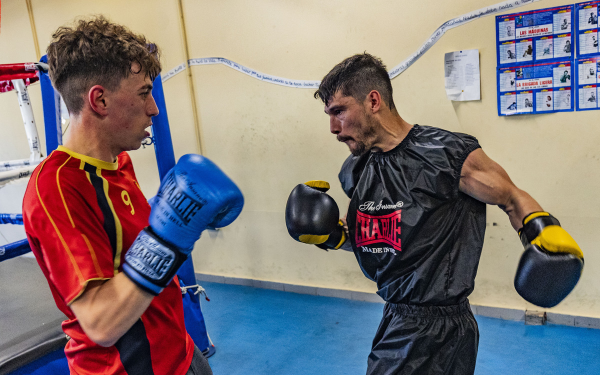 Escuela de Boxeo Rayfer de ciudad real, gente praacticando boxeo  / RUEDA VILLAVERDE