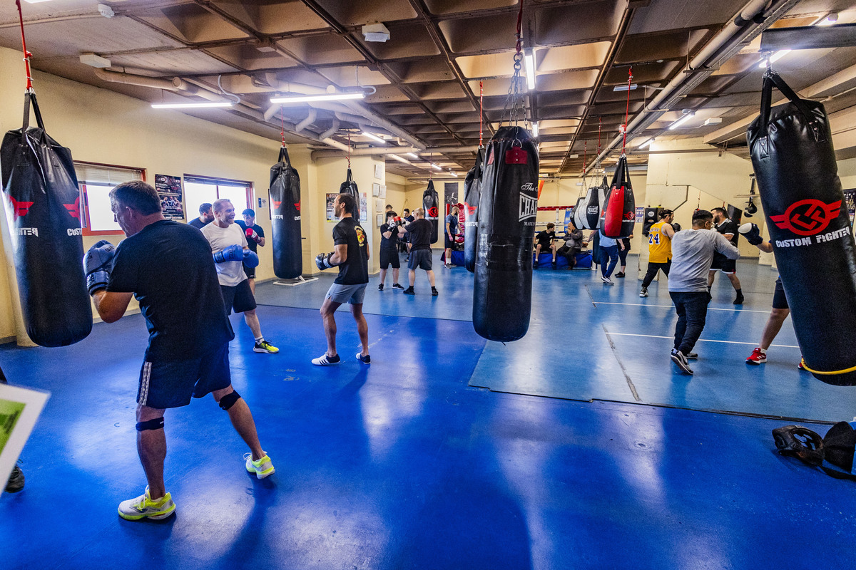 Escuela de Boxeo Rayfer de ciudad real, gente praacticando boxeo  / RUEDA VILLAVERDE