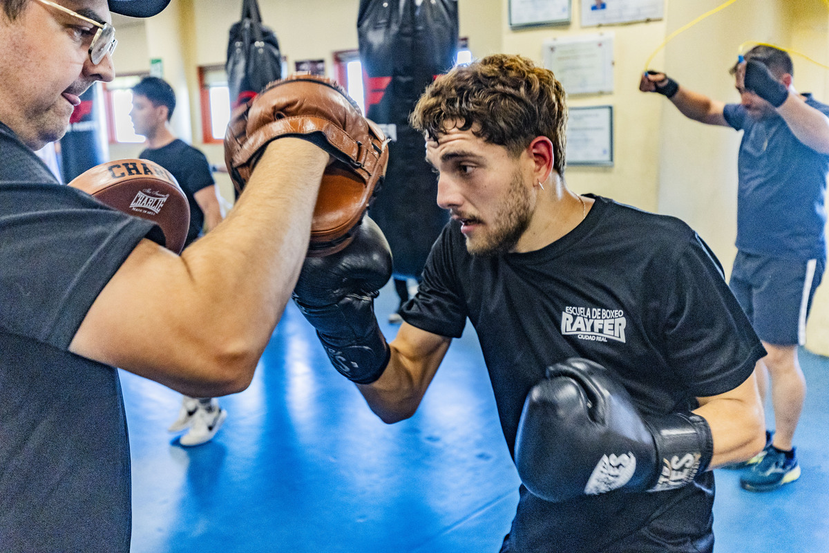 Escuela de Boxeo Rayfer de ciudad real, gente praacticando boxeo  / RUEDA VILLAVERDE