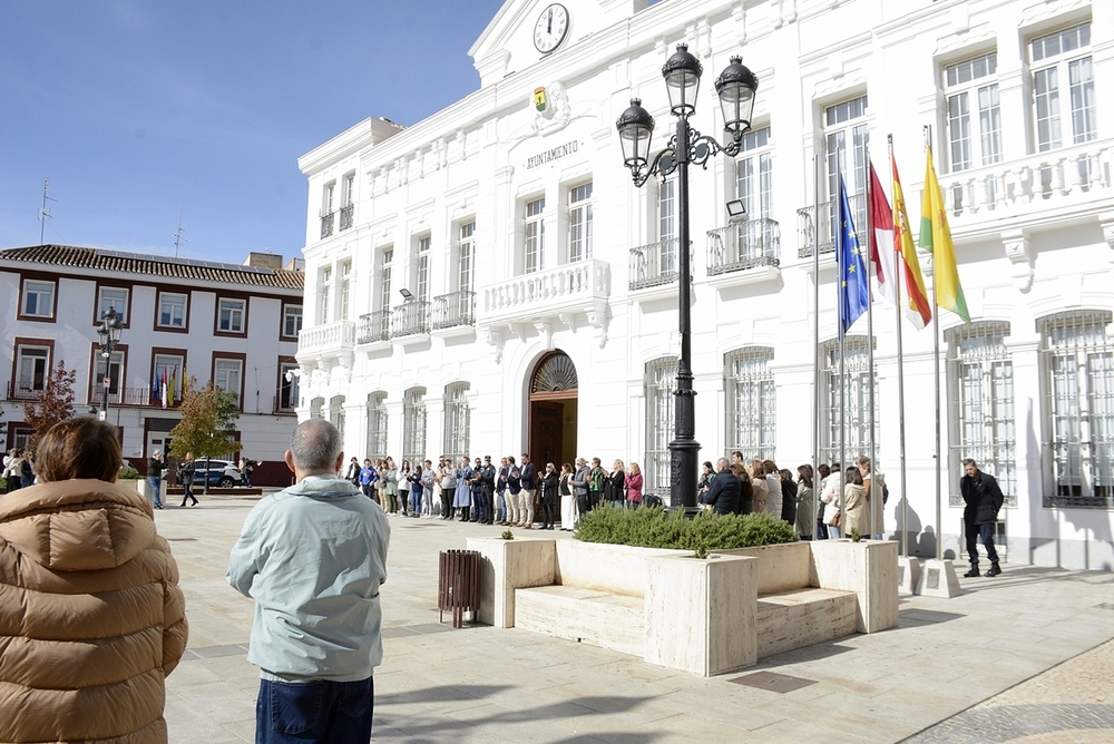 Tomelloso guarda silencio por las víctimas de la dana