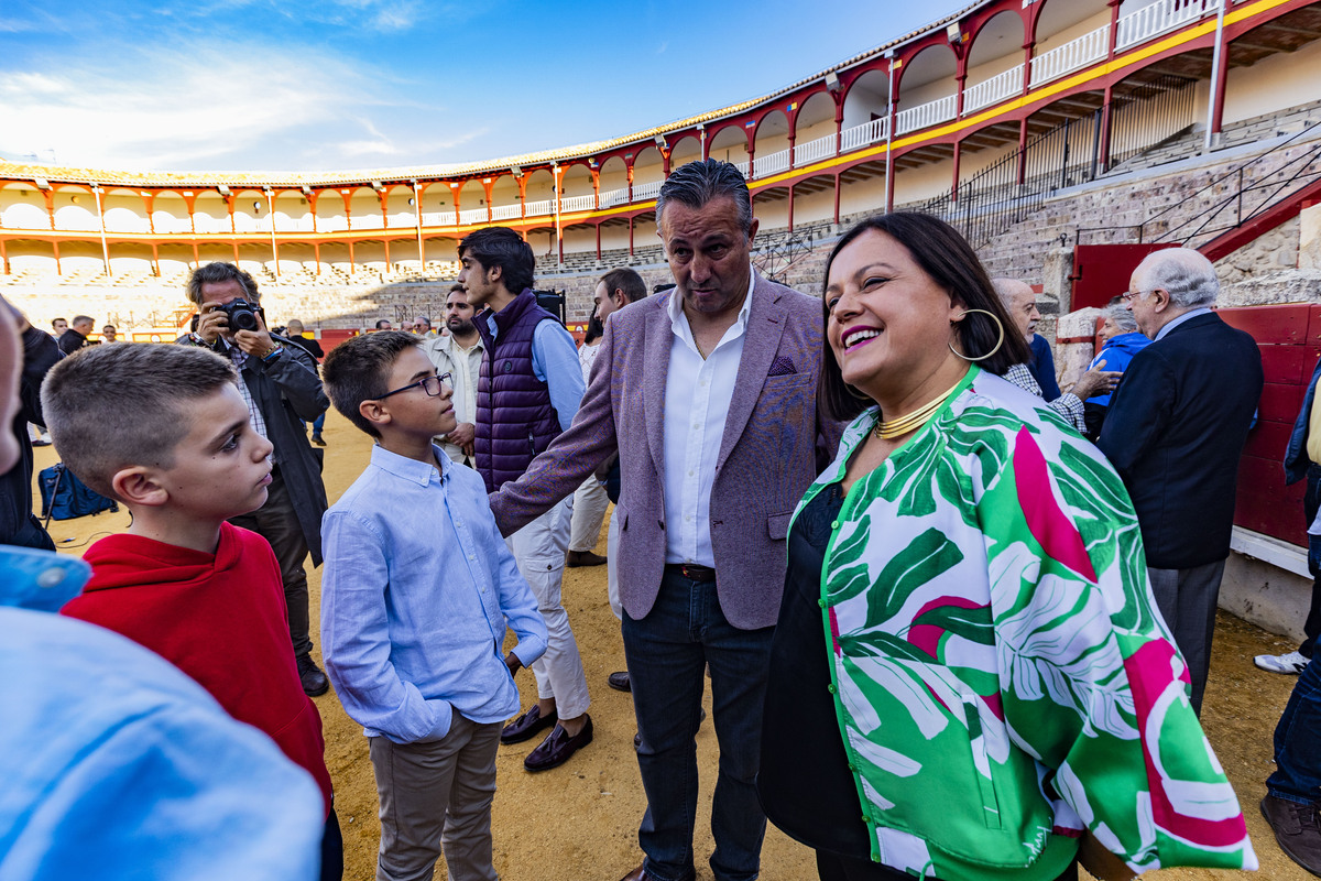 Presentción de la Escuela Taurina de Ciudad Real, con Anibal Ruiz y Carlos Aranda, como profesores de la escuela taurina, y Fatima de la Flor, como concejala de festejos en la Plaza de toros  / RUEDA VILLAVERDE