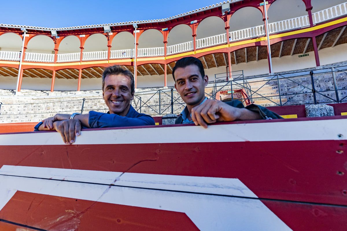 Presentción de la Escuela Taurina de Ciudad Real, con Anibal Ruiz y Carlos Aranda, como profesores de la escuela taurina, y Fatima de la Flor, como concejala de festejos en la Plaza de toros  / RUEDA VILLAVERDE