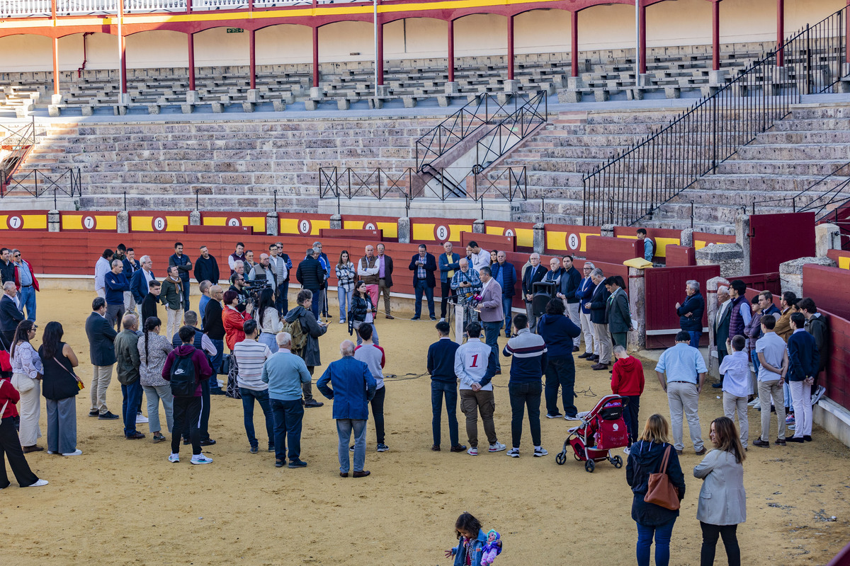 Presentción de la Escuela Taurina de Ciudad Real, con Anibal Ruiz y Carlos Aranda, como profesores de la escuela taurina, y Fatima de la Flor, como concejala de festejos en la Plaza de toros  / RUEDA VILLAVERDE