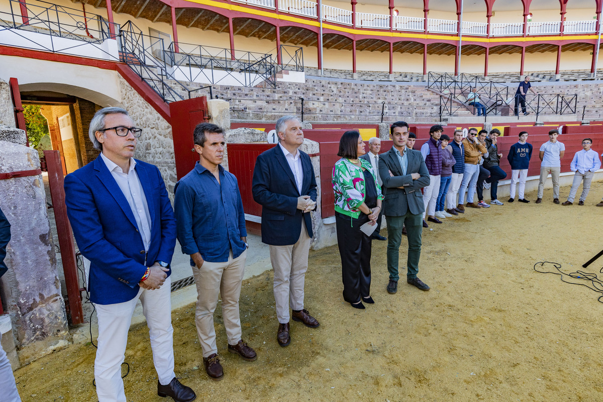 Presentción de la Escuela Taurina de Ciudad Real, con Anibal Ruiz y Carlos Aranda, como profesores de la escuela taurina, y Fatima de la Flor, como concejala de festejos en la Plaza de toros  / RUEDA VILLAVERDE